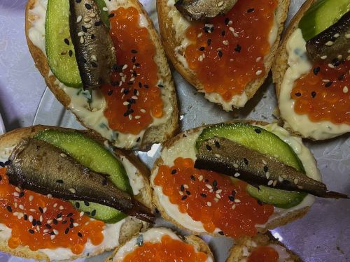 Бутерброды с красной икрой и шпротами