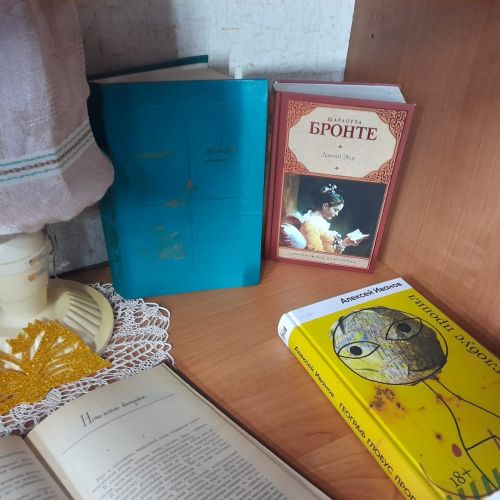 В Лаишевской библиотеке оформлена книжная выставка «Быть учителем – призванье»