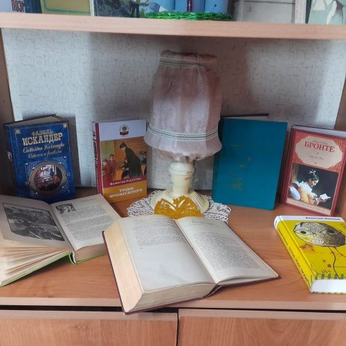 В Лаишевской библиотеке оформлена книжная выставка «Быть учителем – призванье»