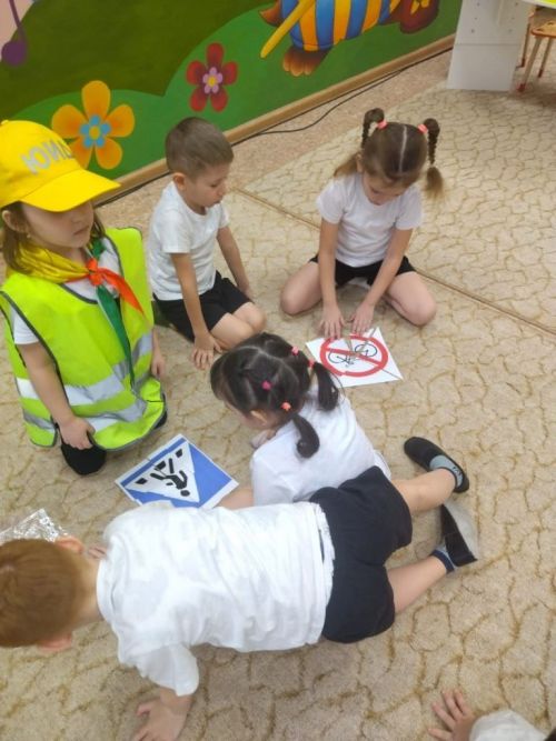 Лаишевские малыши вышли на флешмоб «Стань заметнее!»