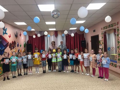 Лаишевские малыши вышли на флешмоб «Стань заметнее!»
