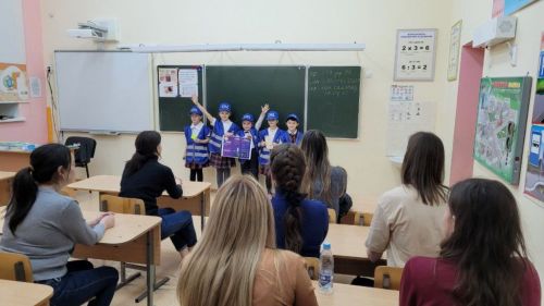Второклассники учат родителей безопасному поведению на дороге