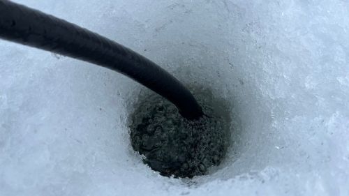 На реке Меша пробурили лунки, чтобы насытить воду кислородом