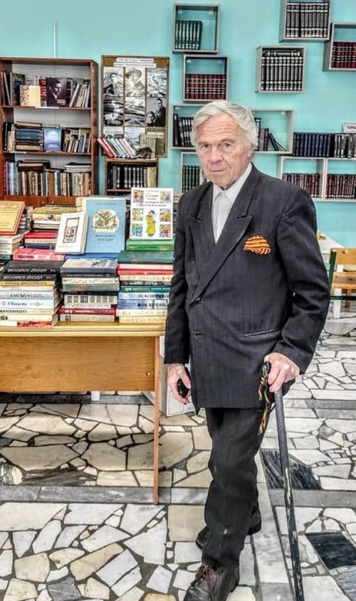 Выпускник преподнес родной школе подарок в 500 книг
