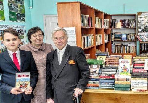 Выпускник преподнес родной школе подарок в 500 книг