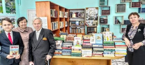 Выпускник преподнес родной школе подарок в 500 книг