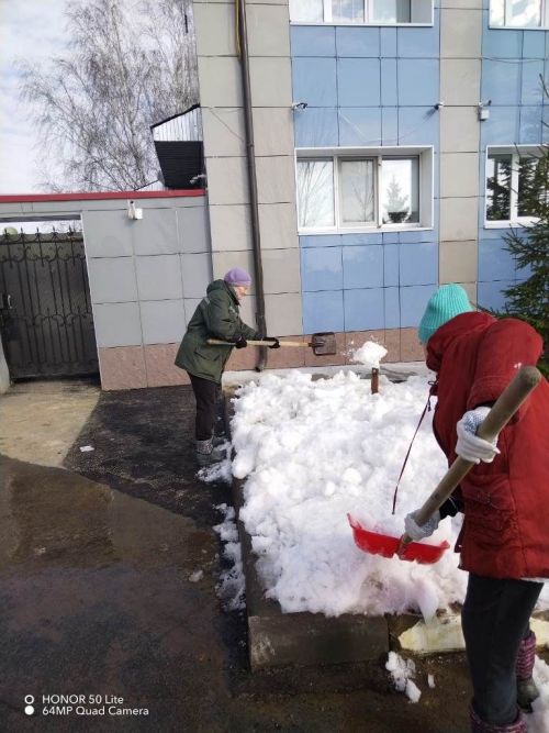 В Лаишеве люди массово вышли на очистку территорий вокруг своих организаций от снега