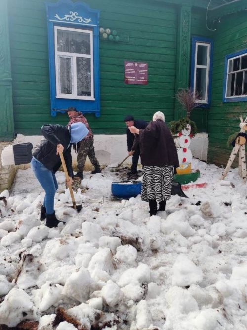 В Лаишеве люди массово вышли на очистку территорий вокруг своих организаций от снега