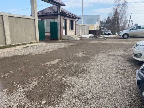 В Лаишеве люди массово вышли на очистку территорий вокруг своих организаций от снега