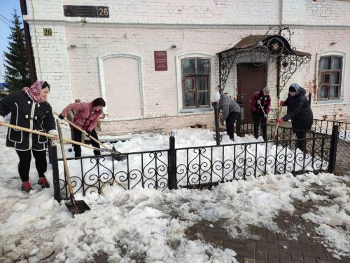 В Лаишеве люди массово вышли на очистку территорий вокруг своих организаций от снега