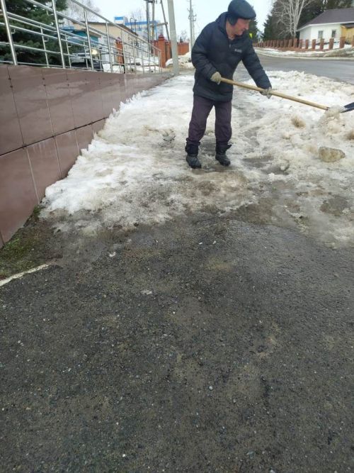 В Лаишеве люди массово вышли на очистку территорий вокруг своих организаций от снега