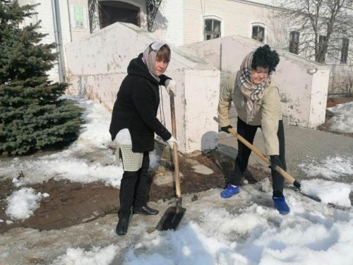 В Лаишеве люди массово вышли на очистку территорий вокруг своих организаций от снега