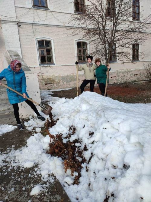 В Лаишеве люди массово вышли на очистку территорий вокруг своих организаций от снега