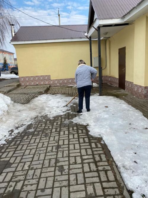 В Лаишеве люди массово вышли на очистку территорий вокруг своих организаций от снега