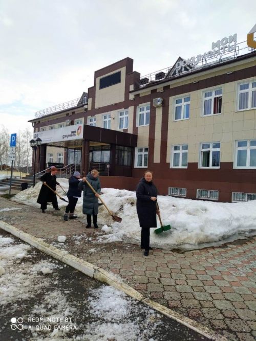 В Лаишеве люди массово вышли на очистку территорий вокруг своих организаций от снега