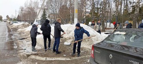 В Лаишеве люди массово вышли на очистку территорий вокруг своих организаций от снега