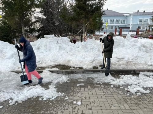 В Лаишеве люди массово вышли на очистку территорий вокруг своих организаций от снега