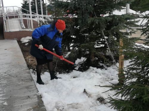 В Лаишеве люди массово вышли на очистку территорий вокруг своих организаций от снега