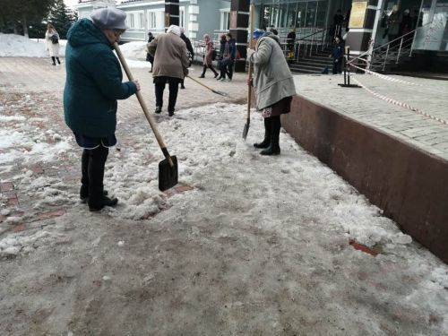 В Лаишеве люди массово вышли на очистку территорий вокруг своих организаций от снега