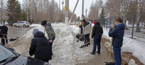 В Лаишеве люди массово вышли на очистку территорий вокруг своих организаций от снега