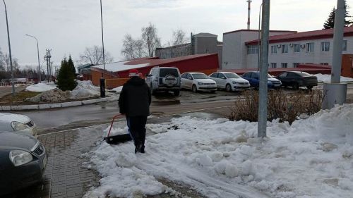 В Лаишеве люди массово вышли на очистку территорий вокруг своих организаций от снега