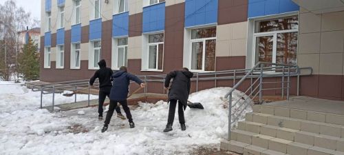 В Лаишеве люди массово вышли на очистку территорий вокруг своих организаций от снега