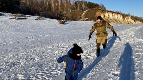 Семья Запольских поделилась снимками после похода на берег Камы