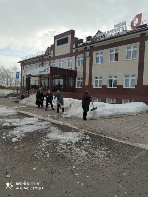 В Лаишеве люди массово вышли на очистку территорий вокруг своих организаций от снега