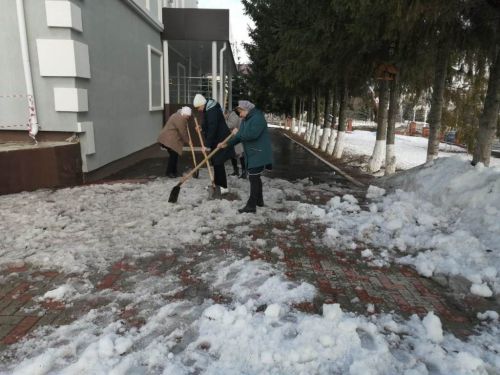 В Лаишеве люди массово вышли на очистку территорий вокруг своих организаций от снега