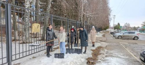 В Лаишеве люди массово вышли на очистку территорий вокруг своих организаций от снега