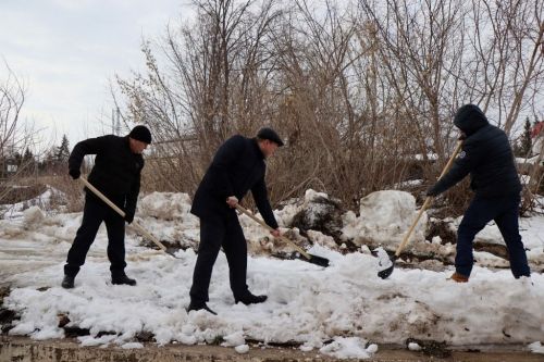 В Лаишеве люди массово вышли на очистку территорий вокруг своих организаций от снега
