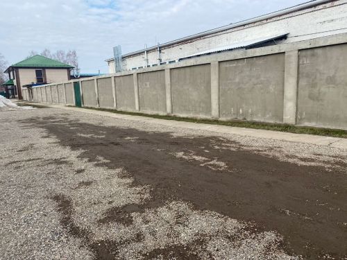 В Лаишеве люди массово вышли на очистку территорий вокруг своих организаций от снега