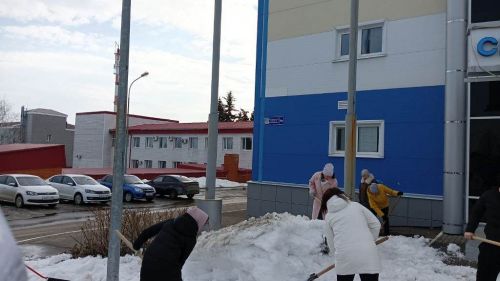 В Лаишеве люди массово вышли на очистку территорий вокруг своих организаций от снега