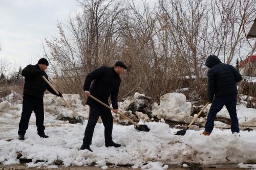 В Лаишеве люди массово вышли на очистку территорий вокруг своих организаций от снега