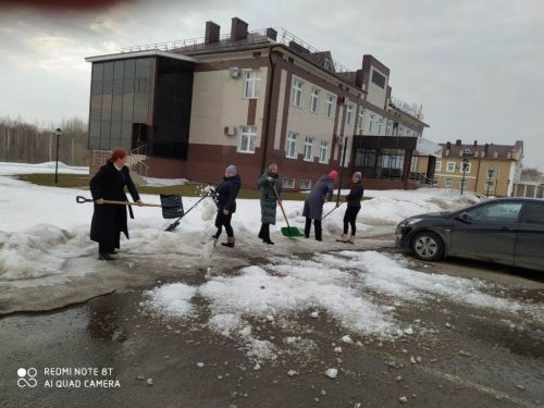 В Лаишеве люди массово вышли на очистку территорий вокруг своих организаций от снега