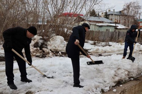 В Лаишеве люди массово вышли на очистку территорий вокруг своих организаций от снега