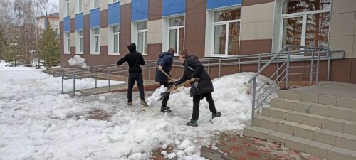 В Лаишеве люди массово вышли на очистку территорий вокруг своих организаций от снега