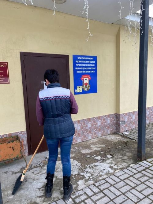 В Лаишеве люди массово вышли на очистку территорий вокруг своих организаций от снега