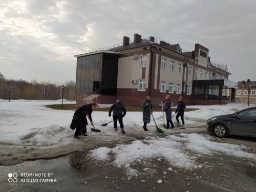 В Лаишеве люди массово вышли на очистку территорий вокруг своих организаций от снега