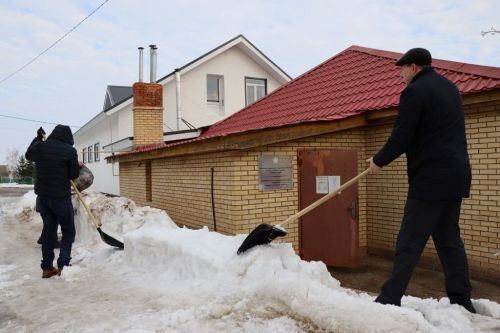 В Лаишеве люди массово вышли на очистку территорий вокруг своих организаций от снега