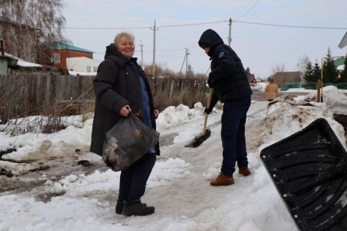 В Лаишеве люди массово вышли на очистку территорий вокруг своих организаций от снега