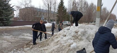 В Лаишеве люди массово вышли на очистку территорий вокруг своих организаций от снега