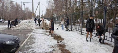В Лаишеве люди массово вышли на очистку территорий вокруг своих организаций от снега