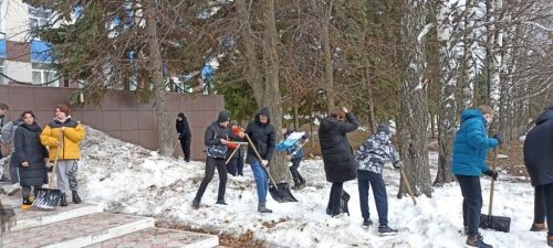 В Лаишеве люди массово вышли на очистку территорий вокруг своих организаций от снега
