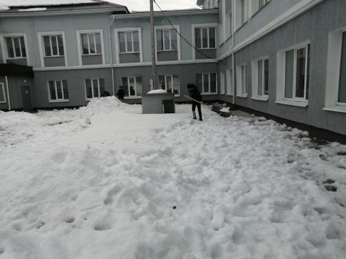 В Лаишеве люди массово вышли на очистку территорий вокруг своих организаций от снега