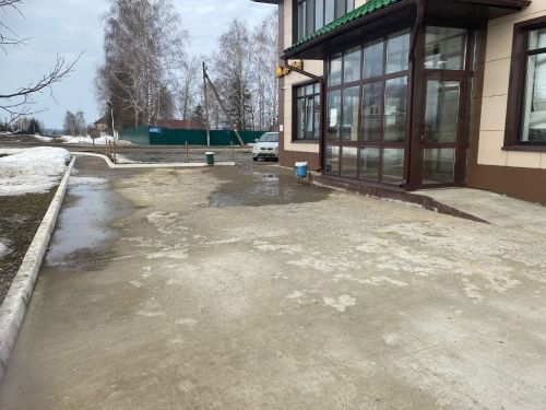 В Лаишеве люди массово вышли на очистку территорий вокруг своих организаций от снега