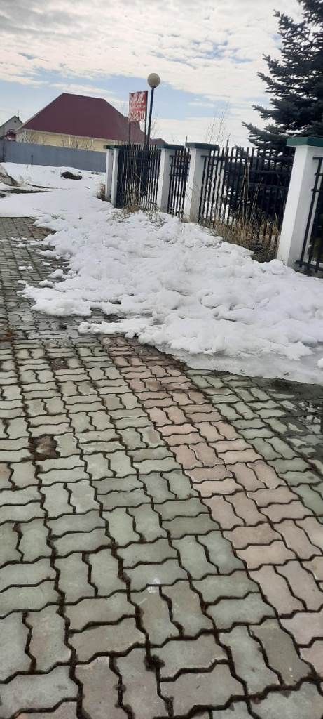В Лаишеве люди массово вышли на очистку территорий вокруг своих организаций от снега