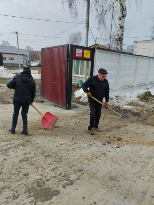 В Лаишеве люди массово вышли на очистку территорий вокруг своих организаций от снега