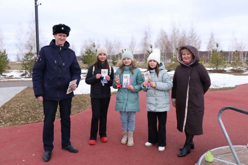 Сотрудники ГИБДД поговорили с лаишевскими детьми о безопасном поведении на дороге
