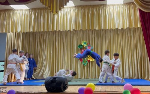 С праздником поздравляли спортсмены